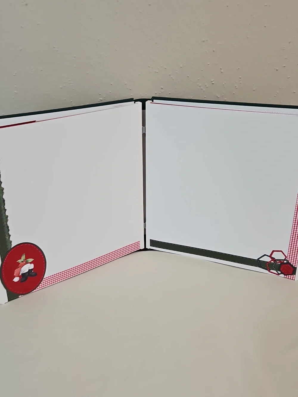 Creative Memories 12x12 Christmas Scrapbook Album Green Pre-Decorated Retired